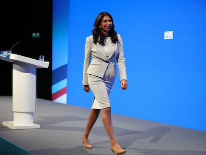 La ministra del Interior del Reino Unido, Suella Braverman, abandona este martes el estrado en el congreso del Partido Conservador en Mánchester.