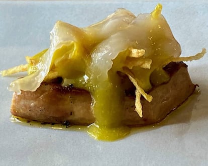 Fuagrás a la brasa con yema escabechada, patatas paja y velo de ibérico 2018. J.C. CAPEL