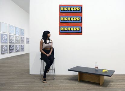 Una mujer, ante la obra 'Señal' en la retrospectiva de Richard Hamilton en la Tate Modern. La pieza fue producida por la Galería Cadaqués.