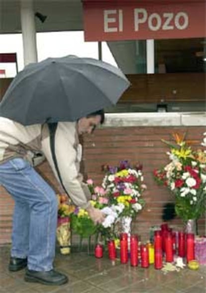 Las estaciones ferroviarias madrile?as donde tuvieron lugar los atentados terroristas de ayer han amenecido este viernes, un da en el que suele haber una mayor afluencia de pblico, llenas de flores, velas, carteles con manos blancas y en medio de un especial silencio. Como muestra de solidaridad, los trenes circulan hoy con pegatinas de color negro en los frontales del vagn locomotora y hacen sonar su silbato al pasar por las estaciones donde se produjeron los atentados.