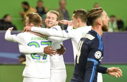 Los jugadores del Wolfsburgo Andre Schuerrle, Julian Draxler celebran junto con Maximilian Arnold (d) el segundo gol frente al Real Madrid.