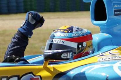 El piloto español de Renault festeja su triunfo al término del GP de Francia.