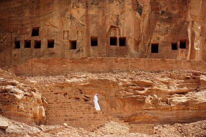 Al-Ula é uma área rica em vestígios arqueológicos, considerada a jóia da coroa das futuras atrações da Arábia Saudita, enquanto o reino austero se prepara para emitir vistos turísticos pela primeira vez, abrindo uma das últimas fronteiras do turismo global. O príncipe herdeiro da Arábia Saudita, Mohammed bin Salman, assinou um acordo histórico com Paris para o desenvolvimento turístico e cultural da região noroeste, que já foi uma encruzilhada de civilizações antigas. Na imagem, um homem caminha entre os túmulos de Khuraiba, um dos sítios arqueológicos da região.