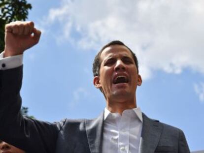 Juan Guaidó fue retenido unos minutos por el servicio de inteligencia. El Gobierno desautoriza la operación