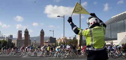 Los ciclistas pedalean camino del Estadi de Montjuïc.