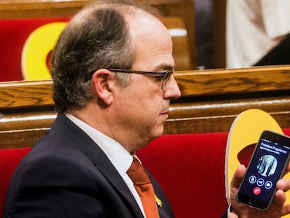 El conseller cesado, Jordi Turull, conectado por tel&eacute;fono con Carles Puigdemont durante el pleno de constituci&oacute;n de la XII legislatura. 