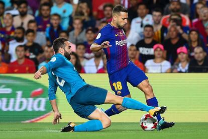 Daniel Carvajal intenta evitar el avance de Jordi Alba.