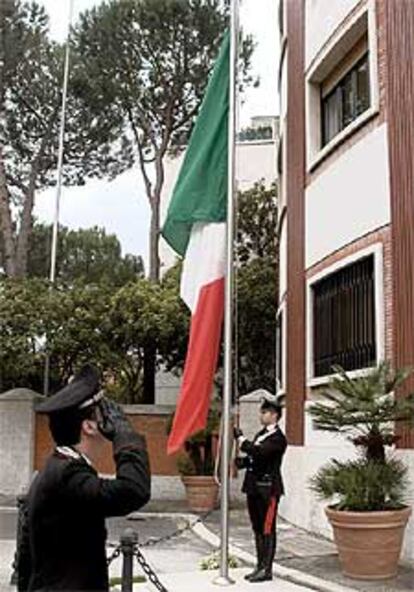 La bandera italiana ondea a media asta en el cuartel principal de los <i>carabinieri</i> en Roma. En el ataque al cuartel de Nasiriya fallecieron 12 miembros de este cuerpo y tres militares del Ejército de Tierra.