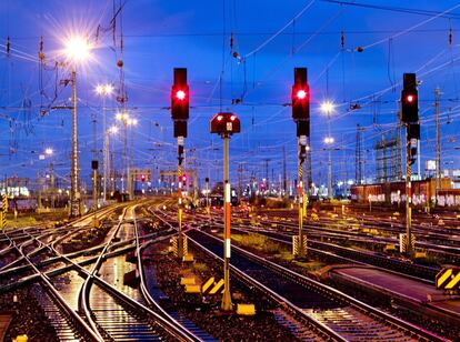 Los semaforos cerrados en la estación principal de trenes de Fráncfort (Alemania), durante una huelga a nivel nacional del sindicato de trabajadores ferroviarios.