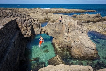 En la playa del extremo oriental de Asturias se siente como en pocas el reflujo marino; es de hecho uno de los escasos arenales de la zona no allanados por las olas durante la pleamar. Siempre es preferible acudir con marea baja para sentir la elasticidad de la arena húmeda bajo las pisadas, para acercarse a la cueva de la contigua playa del Oso y a los restos del vivero de marisco (en la foto). Cuando los coeficientes mareales son muy altos, es posible aproximarses bastante a El Castrón, que ejerce de escollera natural. O pasar, al oeste, a la cala de Las Gaviotas. Durante la Edad Media, su situación entre Llanes y San Vicente de la Barquera (reinos de León y Castilla, respectivamente) contribuyó a que fuera declarada “franca de alcábala” (libre de impuestos). La terraza del bar del <a href="https://www.hotelmirador.com/" target="_blank">hotel Mirador de La Franca</a> es una tentación.