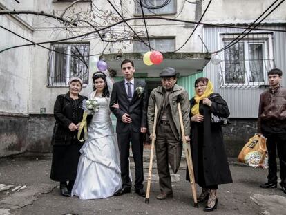 Una joven pareja recién casada visita a la familia de la novia en Bishkek, capital de la república de Kirguistán.