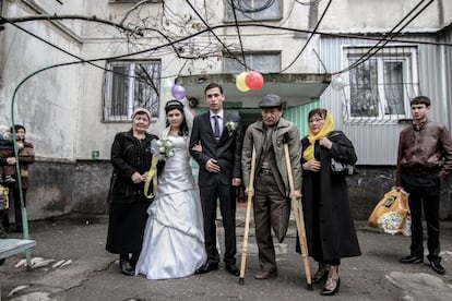 Una joven pareja recién casada visita a la familia de la novia en Bishkek, capital de la república de Kirguistán.