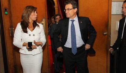 Alicia S&aacute;nchez-Camacho y Artur Mas, en los pasillos del Parlament.