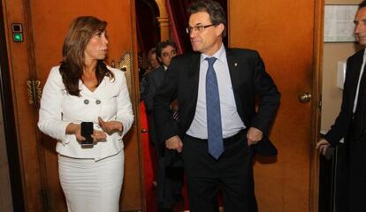 Alicia Sánchez-Camacho y Artur Mas, en los pasillos del Parlament.