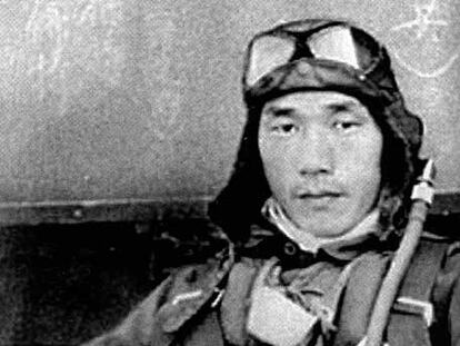 El aviador de la marina imperial japonesa Nobuo Fujita (1911-1997), en traje de vuelo.