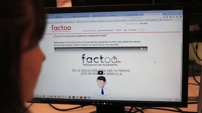  Una usuaria de la empresa Factoo ve su página web.