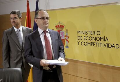 El subgobernador del Banco de Espa&ntilde;a, Fernando Restoy (d), y el secretario de Estado de Econom&iacute;a, Fernando Jim&eacute;nez Latorre (i), presentan el informe de la consultora Oliver Wyman sobre la banca espa&ntilde;ola.