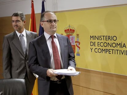 El subgobernador del Banco de Espa&ntilde;a, Fernando Restoy (d), y el secretario de Estado de Econom&iacute;a, Fernando Jim&eacute;nez Latorre (i), presentan el informe de la consultora Oliver Wyman sobre la banca espa&ntilde;ola.