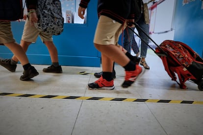 Varios niños entran a sus aulas en el primer día de colegío.