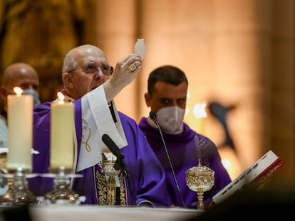 El cardenal arzobispo de Madrid y vicepresidente de la Conferencia Episcopal Española (CEE), Carlos Osoro, en la catedral de La Almudena en noviembre de 2020.