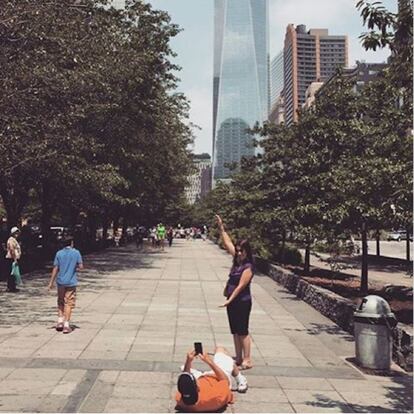 "Lo que me toca hacer a las 8 a.m", comenta el hombre que fotografía a su novia desde el suelo.