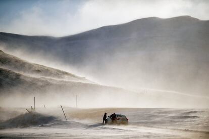 Una fuerte nevada deja atrapado un vehculo en la carretera A93 entre Braemar y Glenshee en Escocia (Reino Unido).