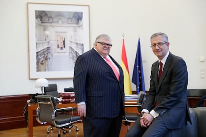 Agustín Carstens (izquierda) y Pablo Hernández de Cos,  en una imagen de archivo.