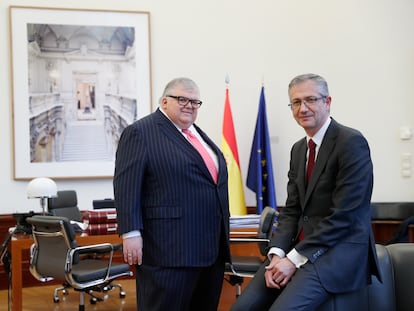 Agustín Carstens, director gerente del Banco de Pagos Internacionales, y Pablo Hernández de Cos, gobernador del Banco de España.