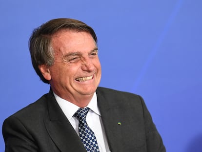 El presidente Bolsonaro se ríe en un acto oficial en Brasilia este martes.