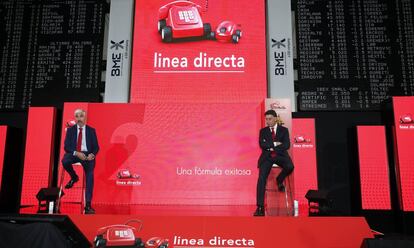 El director financiero de Línea Directa, Carlos Rodríguez, y el consejero delegado de la compañía, Miguel Ángel Merino, durante la rueda de prensa de la salida a Bolsa de la aseguradora, a 29 de abril de 2021 en el Palacio de la Bolsa de Madrid.