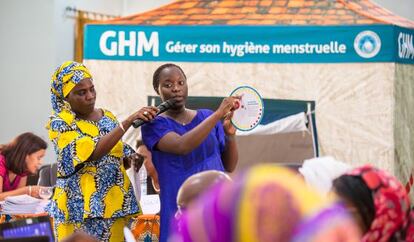 Mujeres en un taller sobre higiene menstrual en Louga, Senegal.