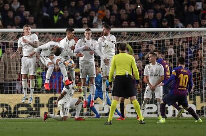 Los defensas del Real Madrid bloquean un disparo a portería de Lionel Messi.