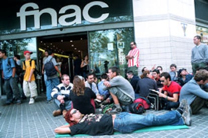 Colas formadas ayer en Barcelona para adquirir entradas para el concierto de Björk.