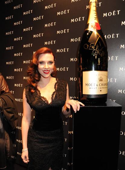 La prestigiosa firma de champán francés Moët & Chandon ha presentado a su esperada embajadora, nada menos que la ahora morena Scarlett Johansson, en la gala de presentación de su nueva campaña publicitaria, bautizada como <i>Tribute to Cinema</i>. Durante la gala, Scarlett ha lucido, como se ve en la foto, un traje negro de Givenchy y ha contado que, como nueva cara del champán, fue fotografiada por los  fotógrafos Mert Alas y Marcus Piggott en una sesión que transmite la tradición de la celebración. El resultado: espontáneas imágenes de la actriz festejando con Moët, descorchando botellas y rodeada de amigos con sus copas llenas.