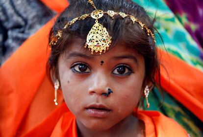 Una niña oberva una protesta organizada por el Frente Unido Hindú (UHF) para pedir al Gobierno indio que impida a la comunidad musulmana rezar en la calle y dejar de considerarles minoría, en Nueva Delhi (India).