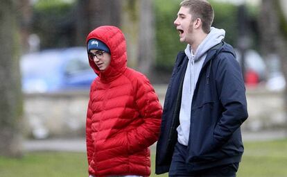 Pablo Urdangarin, de rojo, con su hermano mayor Juan.