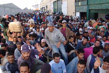 Cientos de personas esperan en el polígono industrial del Tarajal para cruzar la frontera.