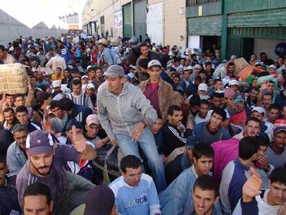 Cientos de personas esperan en el polígono industrial del Tarajal para cruzar la frontera.