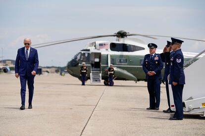 El presidente de Estados Unidos, Joe Biden, camina hacia el avión presidencial, previo a su viaje a Los Ángeles, este miércoles 8 de junio.