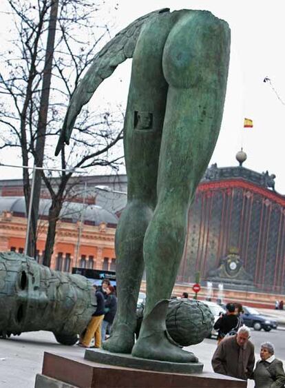 Madrileños y turistas pasean entre las esculturas de Igor Mitoraj en Atocha.