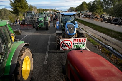 Decenas de tractores cortan la autopista AP-7 este martes en Pontós (Girona).