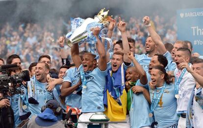 Los jugadores del City celebran el titulo de campeón.