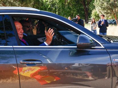 El rey Juan Carlos saluda a su llegada este lunes al palacio de La Zarzuela.