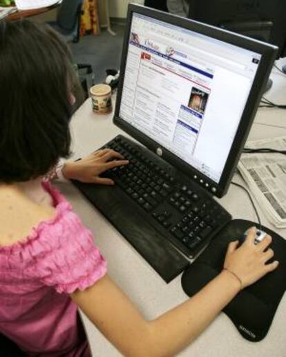 Una usuaria de internet. EFE/Archivo