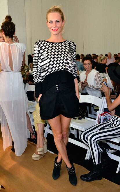 Poppy Delenvigne, esta vez sin su hermana Cara, escogi este sencillo look para el desfile de Sass&Bide.