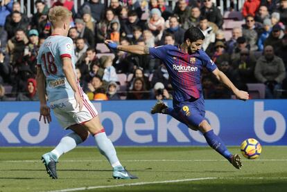 Luis Suárez golpea la pelota ante el defensa del Celta Daniel Wass.