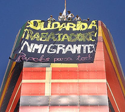 Cinco okupas, ayer, en una torre de la isla de la Cartuja, a 60 metros.