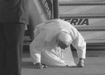 El 31 de octubre de 1982, pocos días después de la llegada al poder de los socialistas, Juan Pablo II llega a España. El Papa repetiría visita en dos ocasiones más, en 1984, en 1989, en 1993 y 2003. En la foto, Juan Pablo II besa el suelo nada más descender de la escalerilla del avión. (31-10-1982)