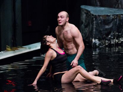 Acartonamiento político y vida teatral