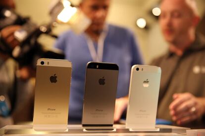 El iPhone 5 S estará a la venta en tres colores: blanco, negro y dorado. El dispositvo cuenta con el nuevo procesador A7.